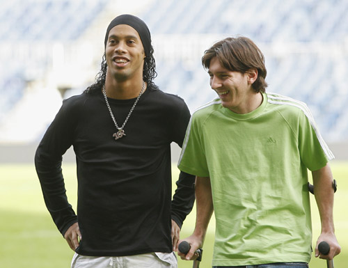 记者：阿根廷全队周四启程前往安哥拉，梅西届时将首发出战