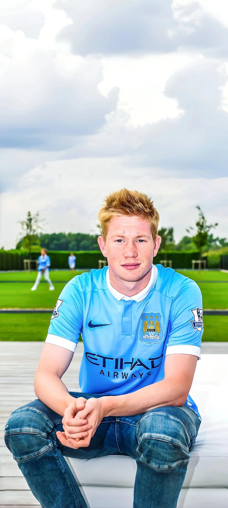 咪咕前方！@胡金秋21 手持冠军鼎登场，@浙江广厦篮球俱乐部 新赛季出征仪式